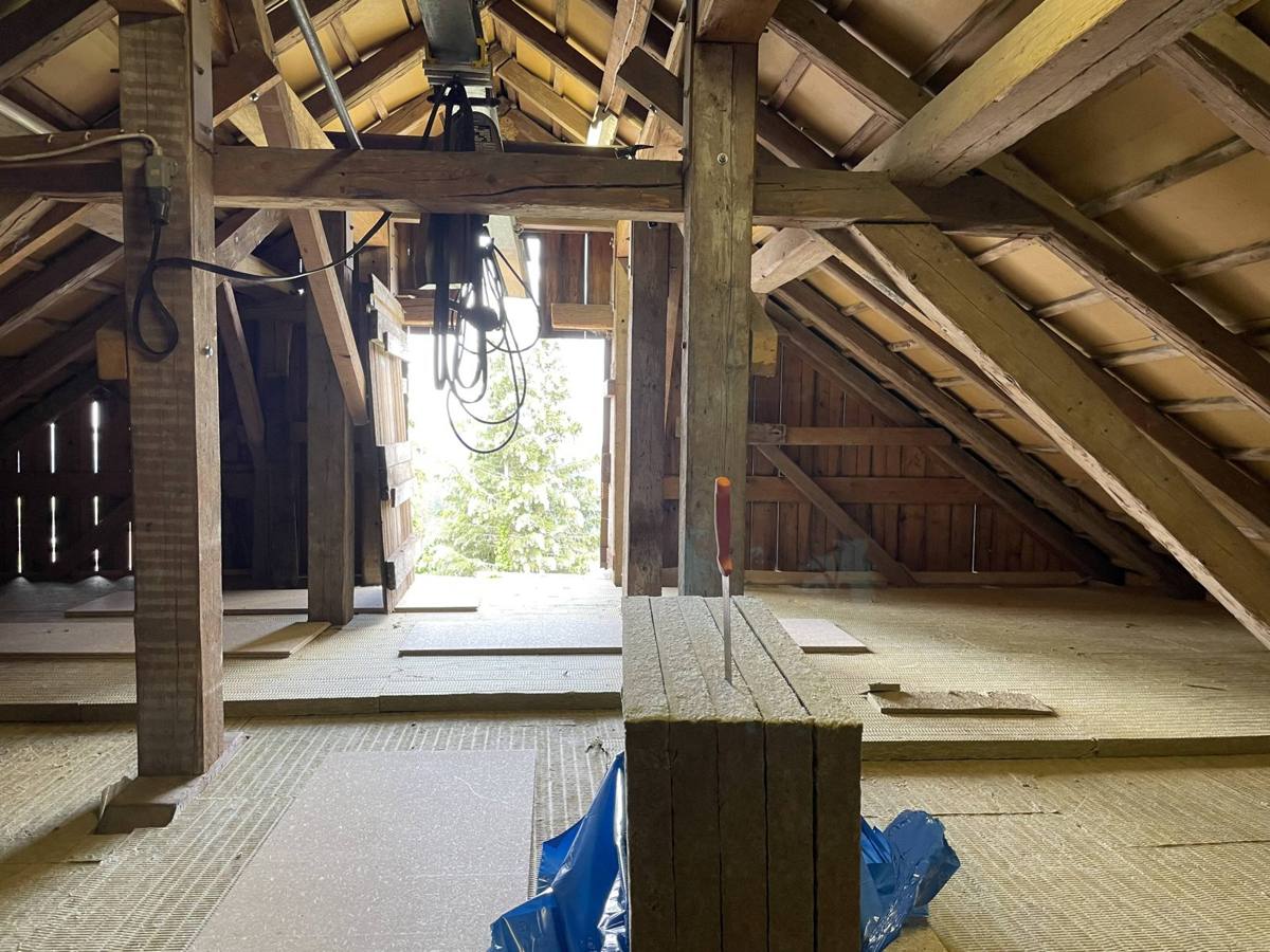 Dachstock mit Holzkonstruktion im Umbau