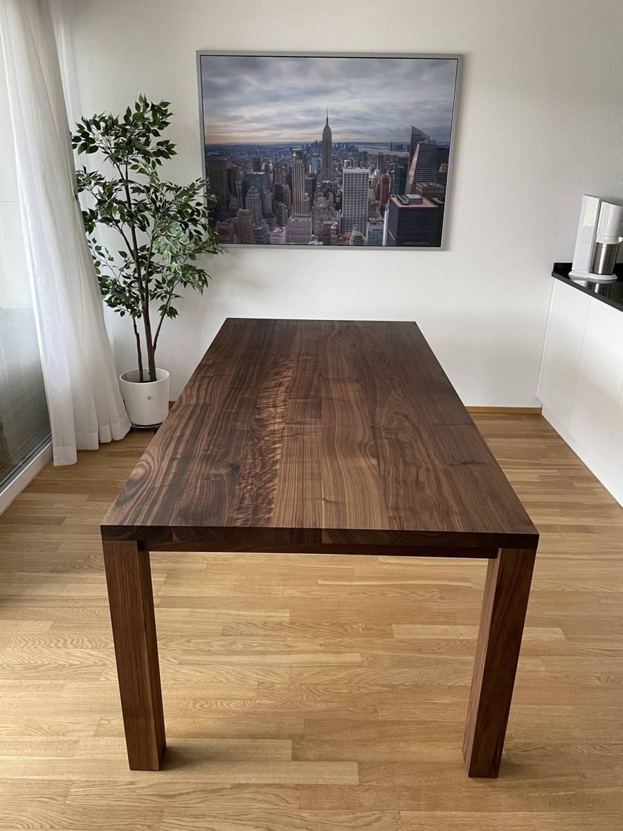 Holztisch im Esszimmer