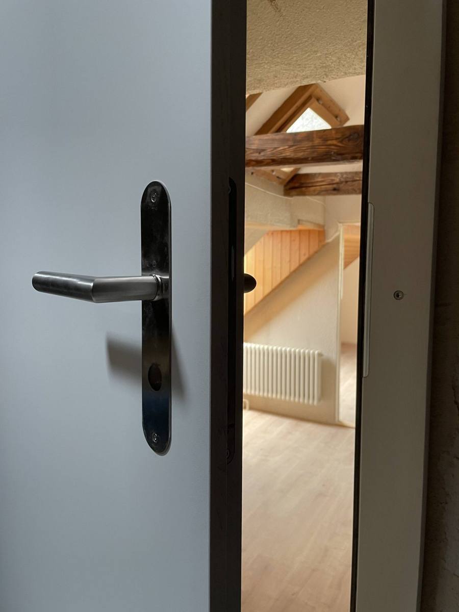 Türe mit Blick in ein Dachzimmer