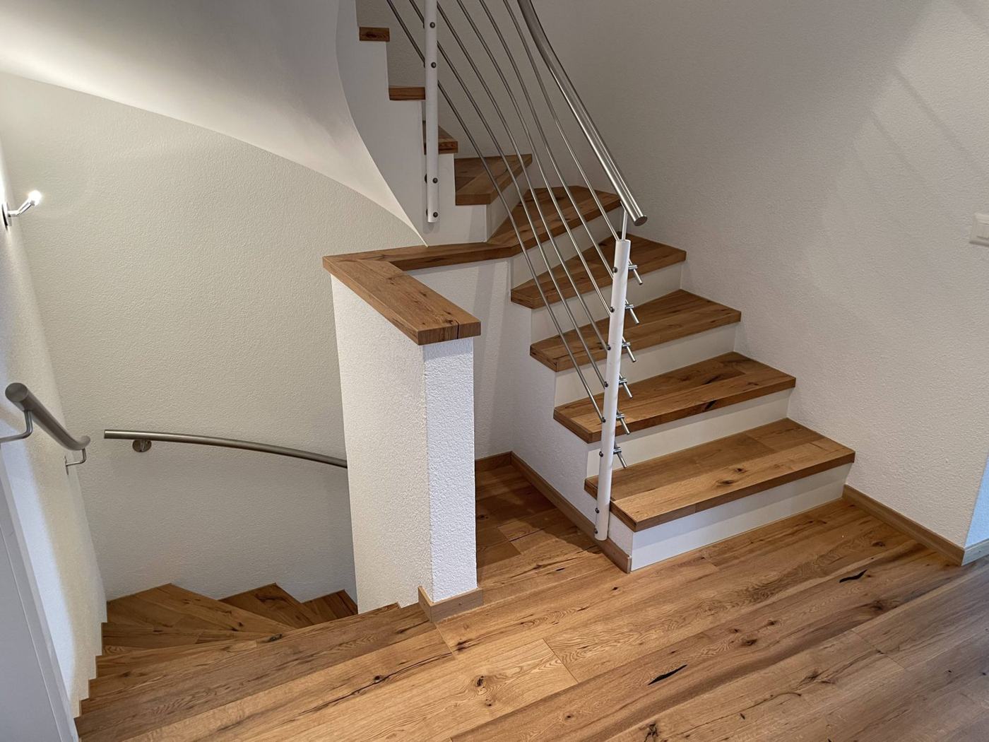 Treppe mit Eichenstufen und Geländer