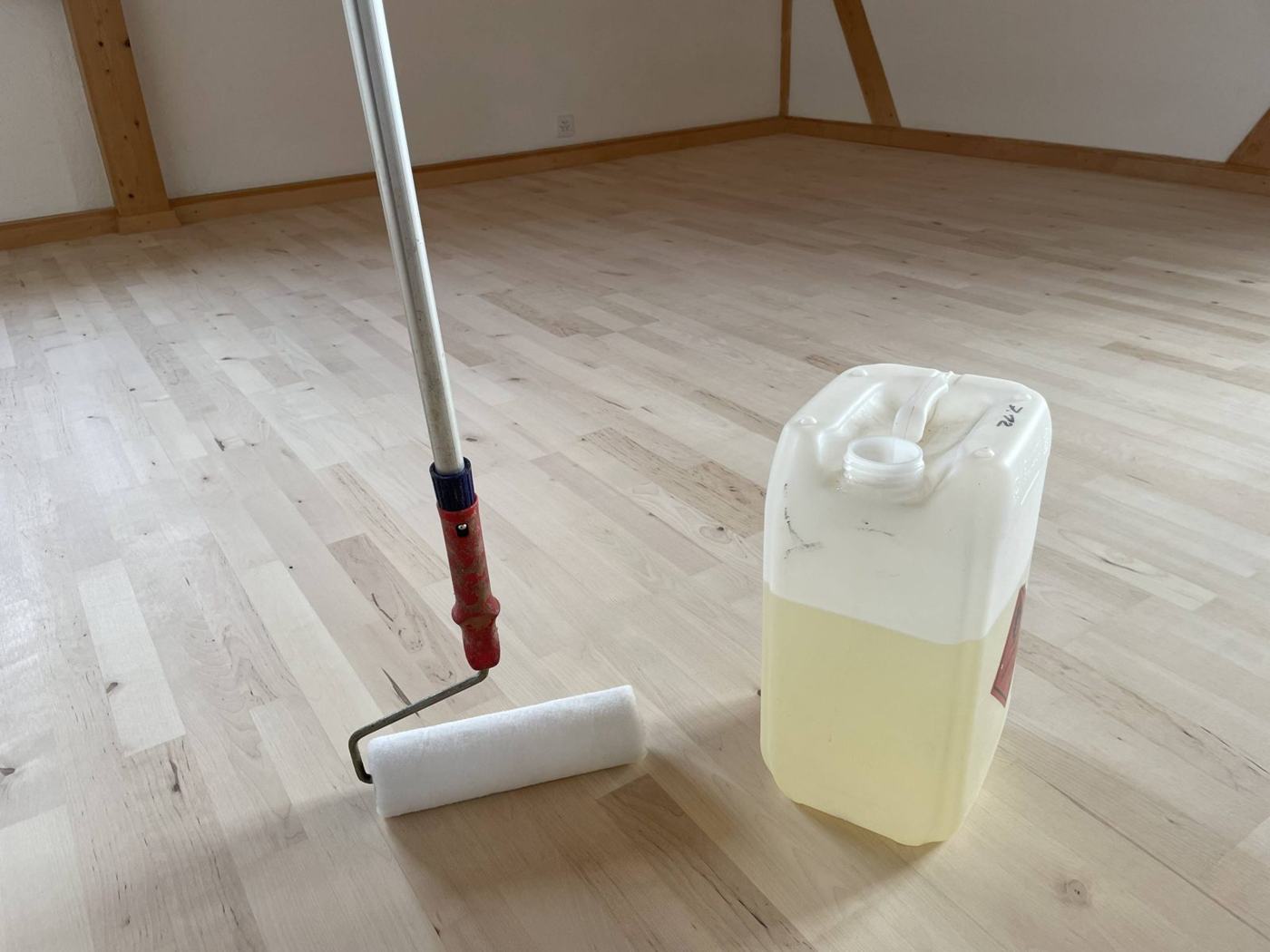 Parkett wird mit der Rolle lackiert