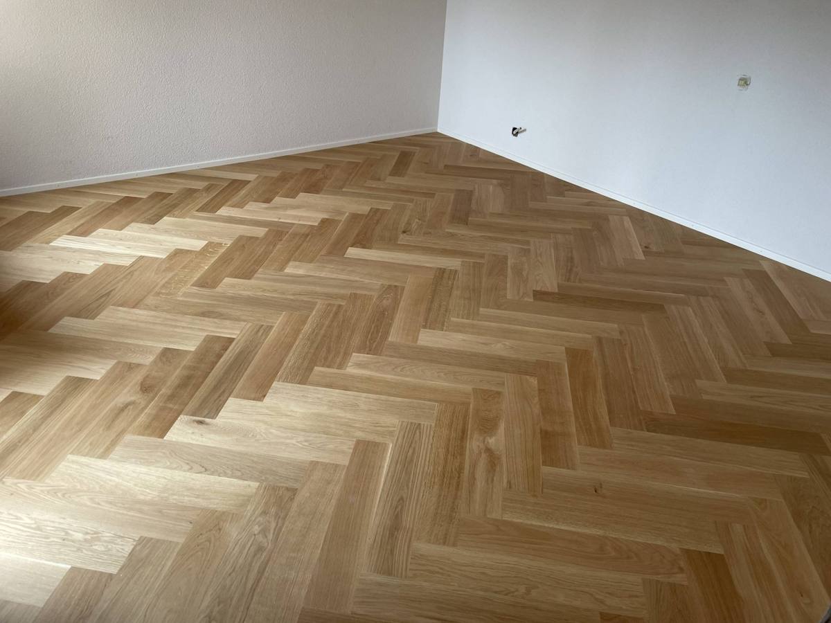 Fischgrät-Parkett in einer Wohnung