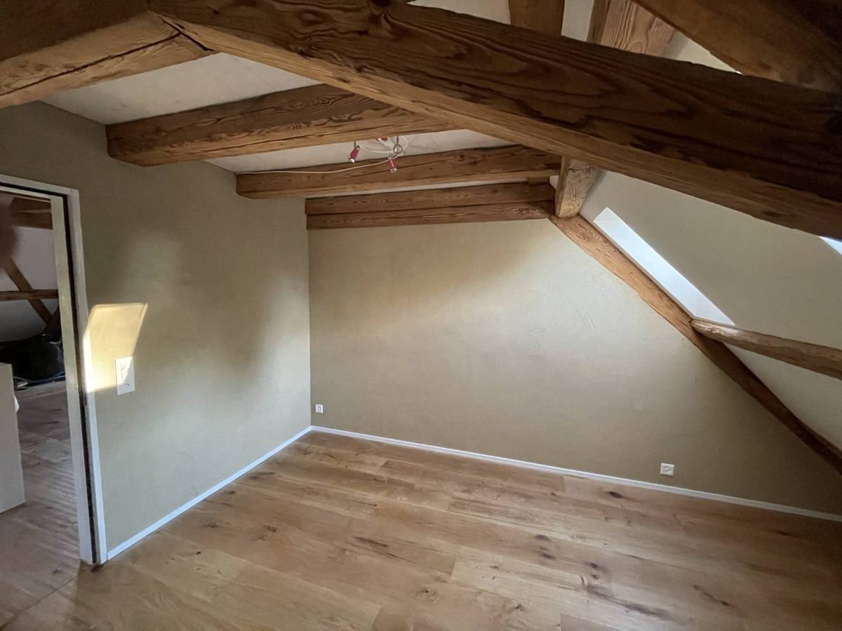 Dachwohnung mit neuem Parkett und Holzbalken