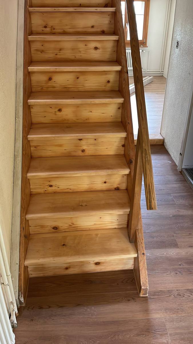 Holztreppe, frisch geschliffen