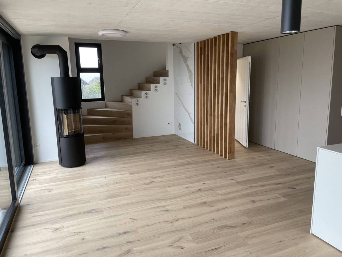Wohnraum mit Parkett und Holzofen