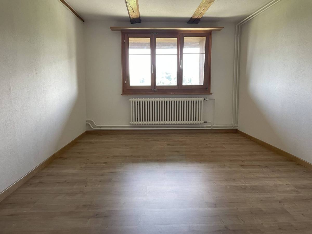 Zimmer mit Parkettboden
