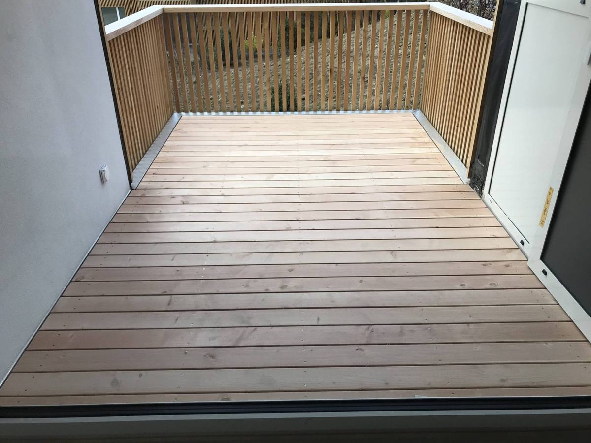 Terrasse mit Holzdeck und Holzverkleidung