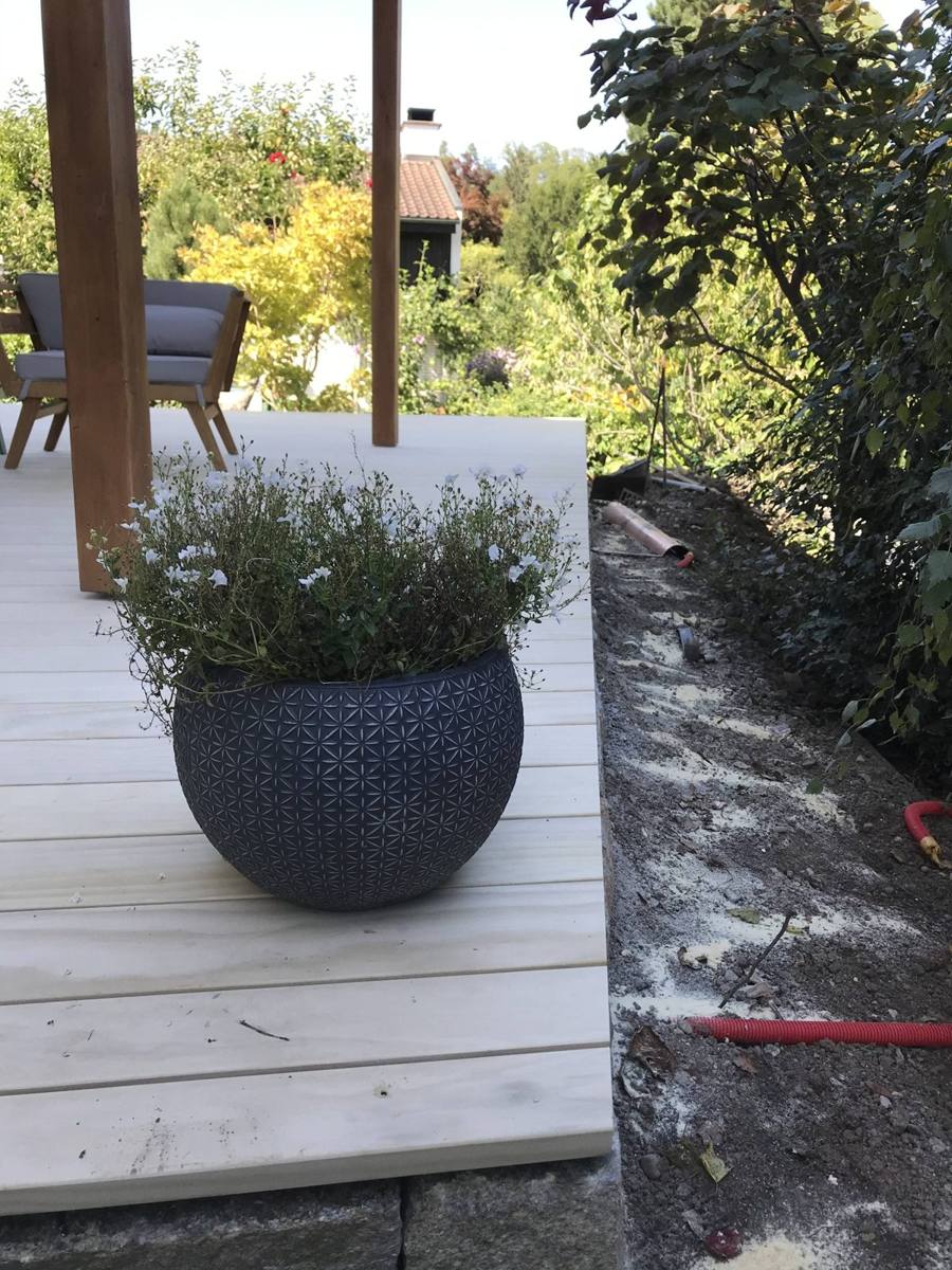 Neues Holzdeck mit Kante im Garten