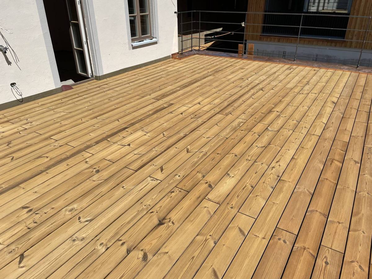Grosses Terrassendeck aus Holz