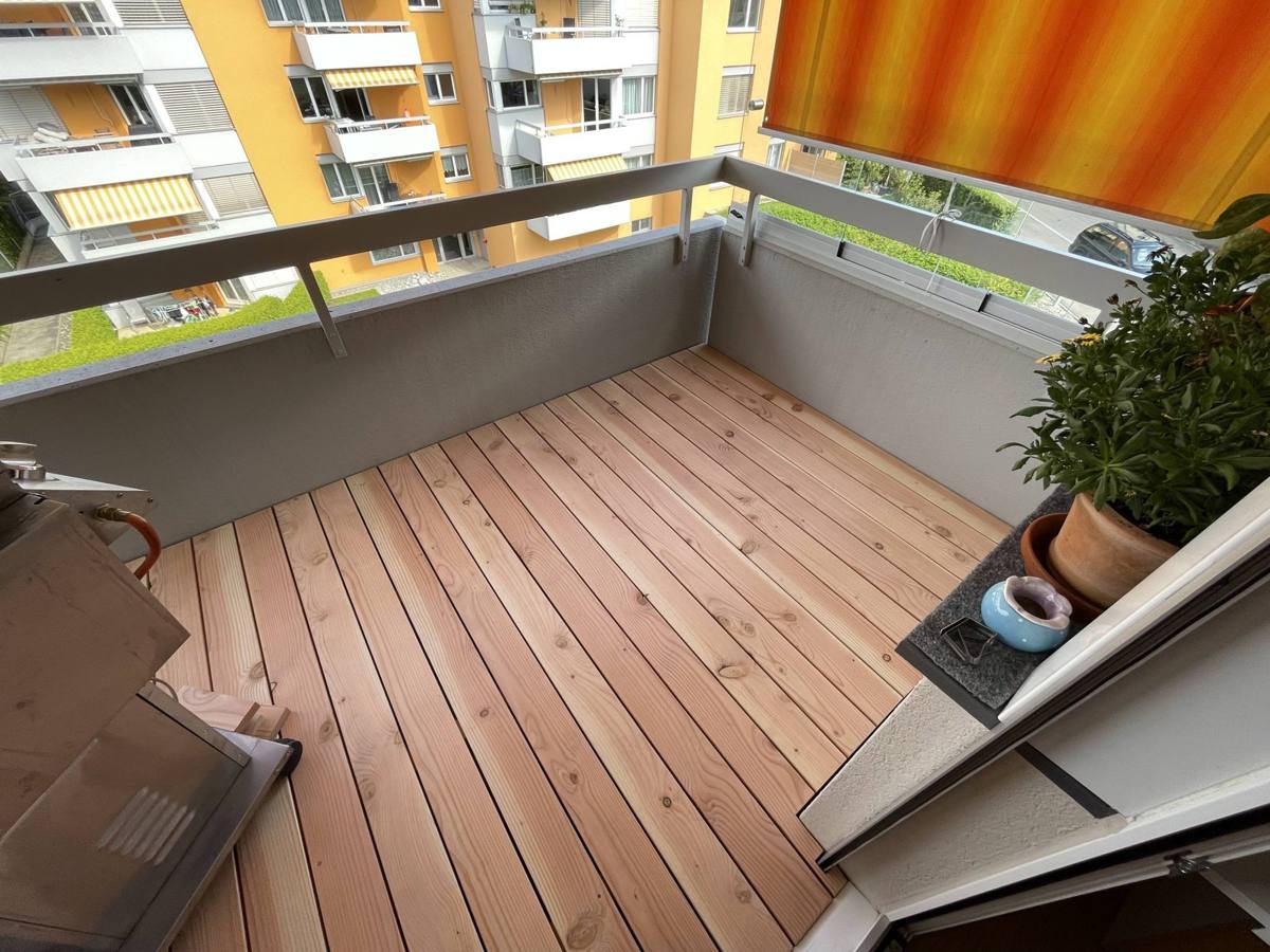 Balkon mit Holzdeck