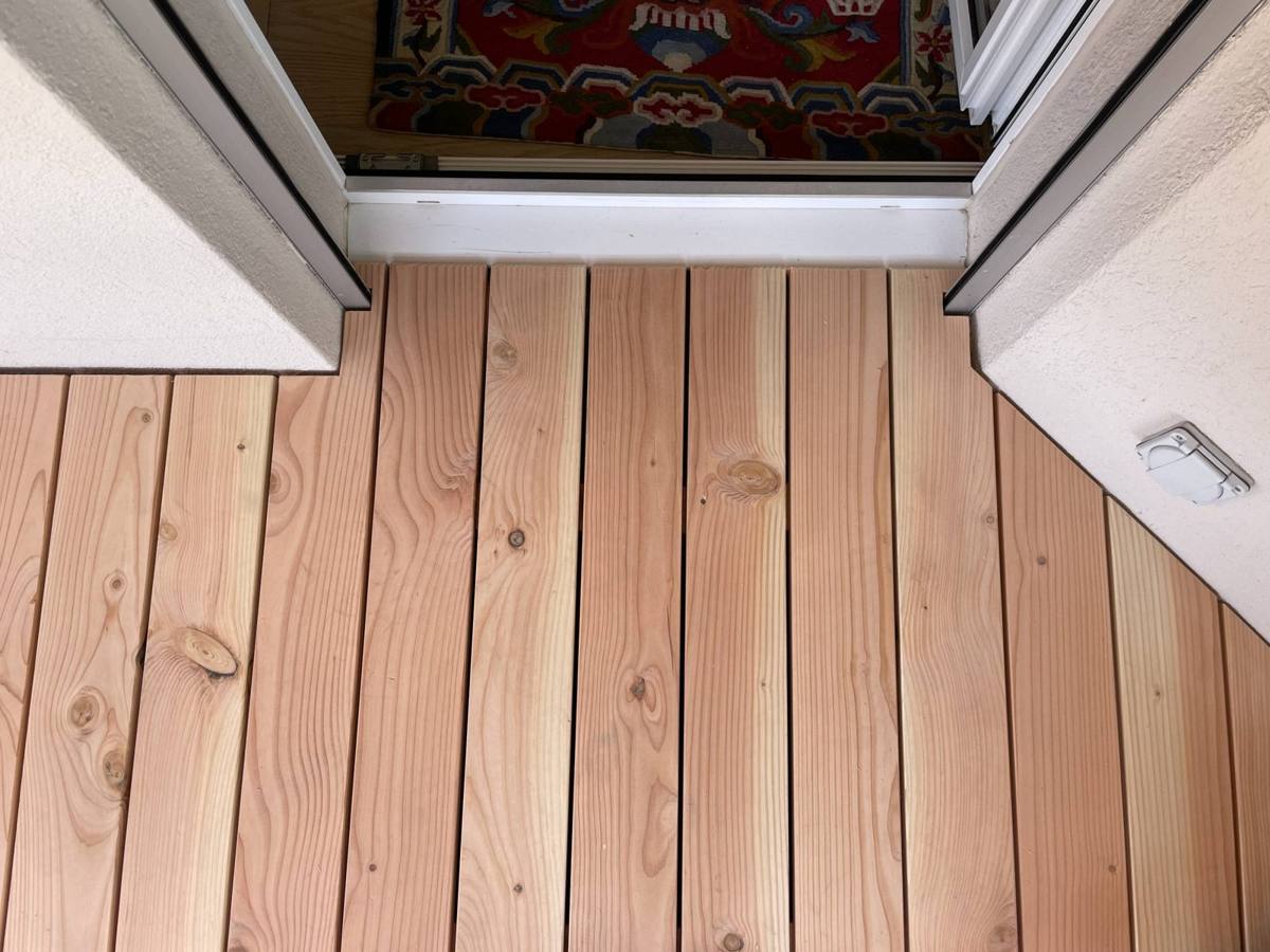Holzdeck vor einer Terrassentür