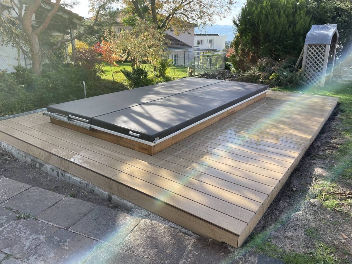 Terrassendeck im Garten mit Einbau