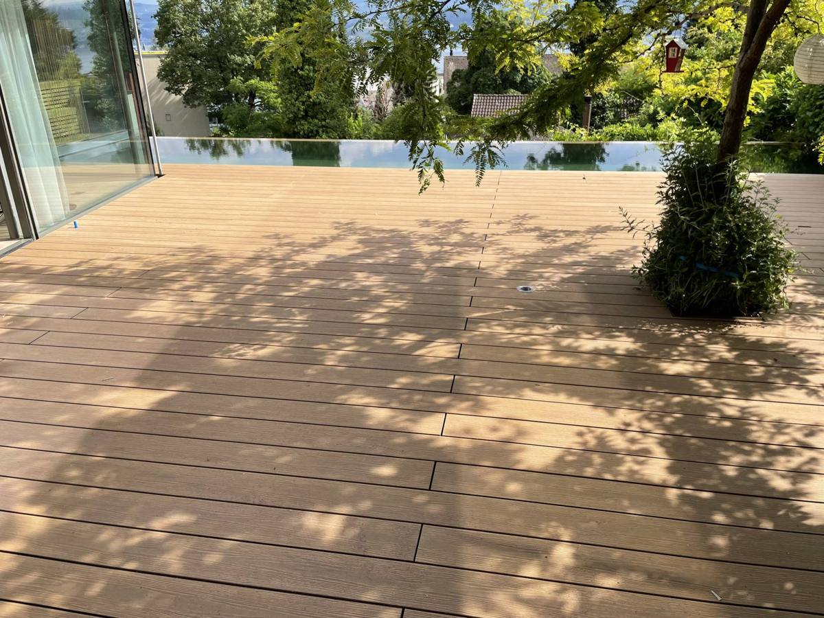 Terrassendeck im Schatten eines Baumes
