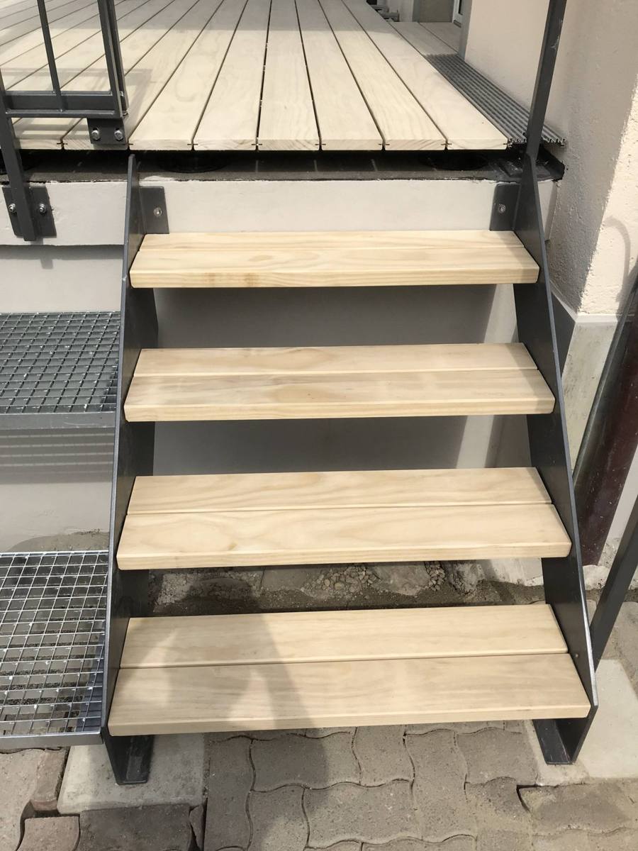 Stufen aus Holz zur Terrasse