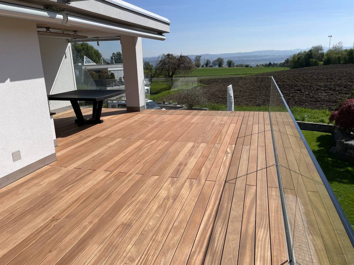 Grosse Terrasse mit Aussicht