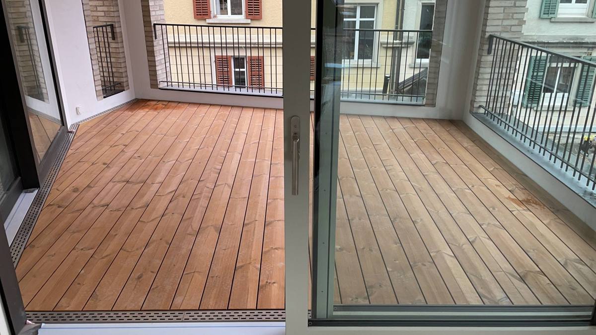 Zwei Balkone mit Holzdeck