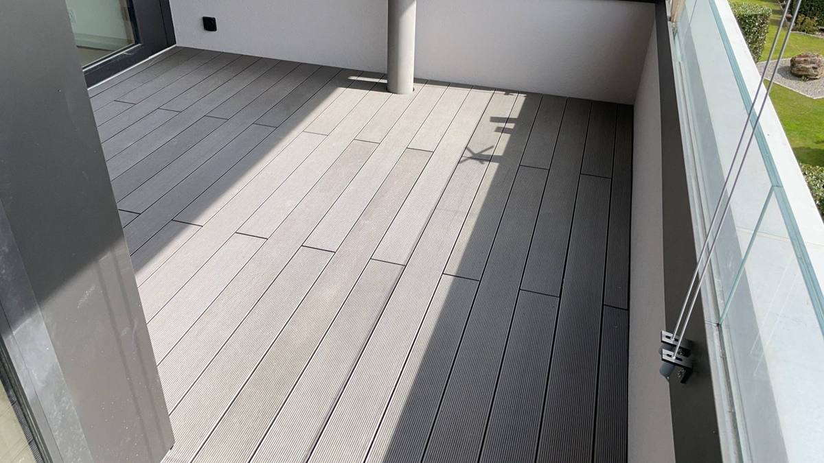 Balkon mit hellem Terrassenbelag