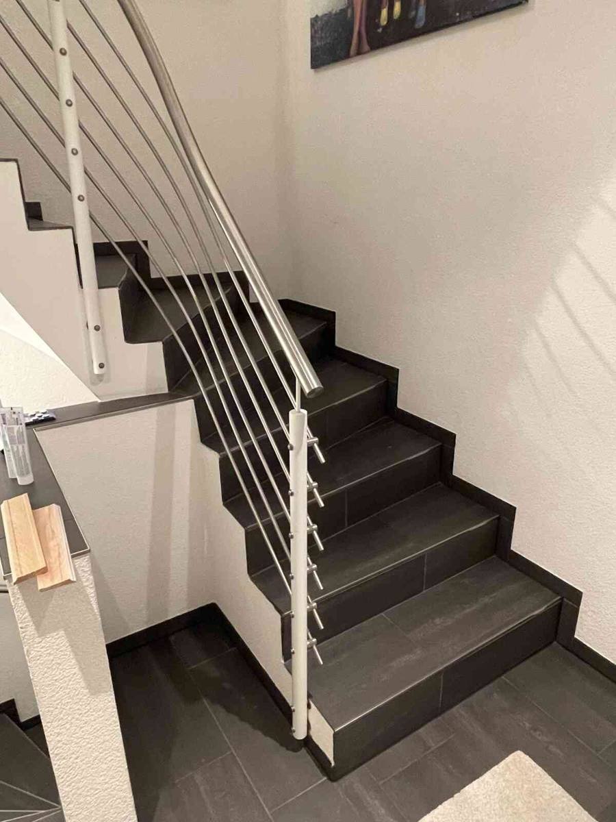 Treppe mit dunklem Belag