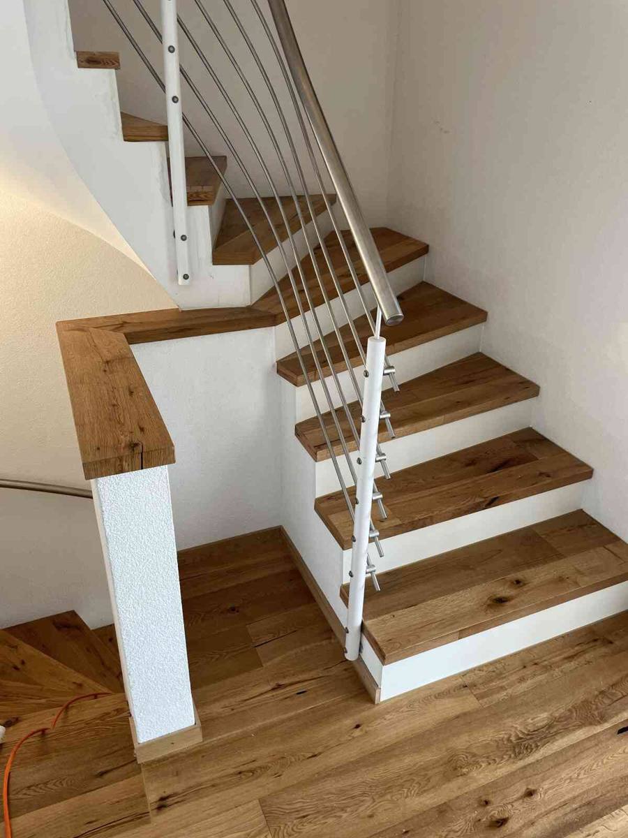 Treppe mit neuen Parkettstufen