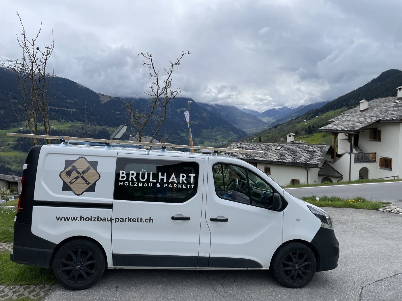 Firmenbus von Brülhart Holzbau und Parkett
