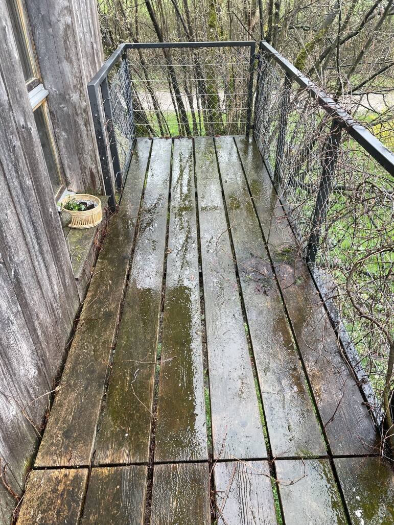 Verwittertes Holzdeck auf einem Balkon, vorher