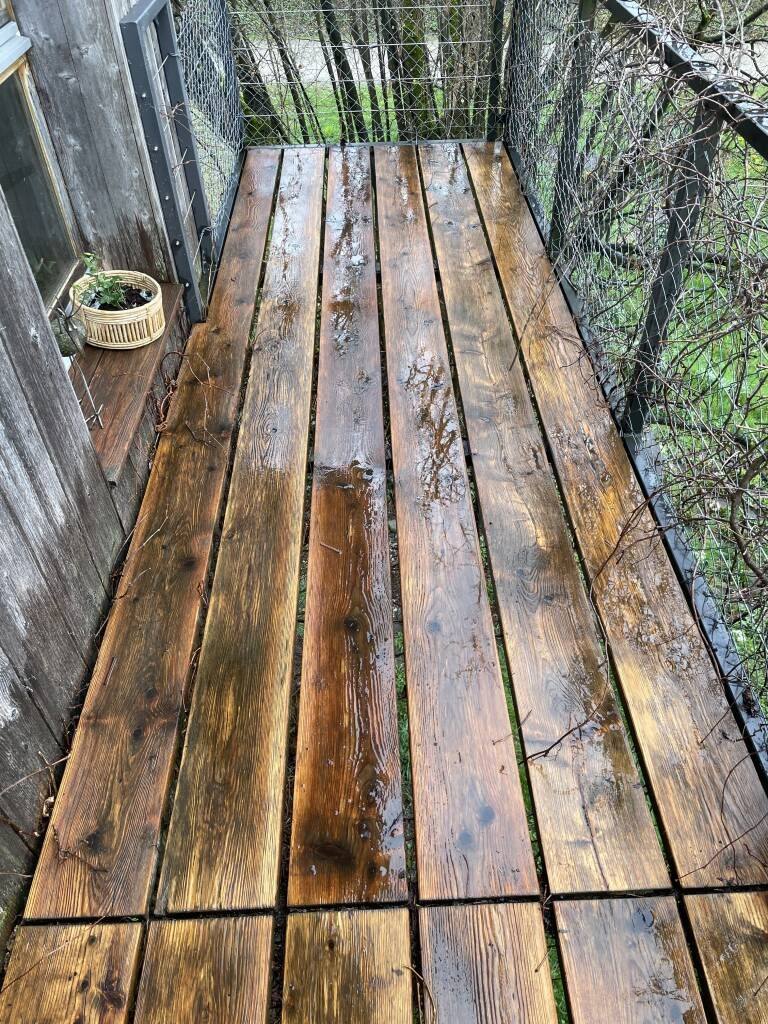 Balkondeck, zur Hälfte gereinigt